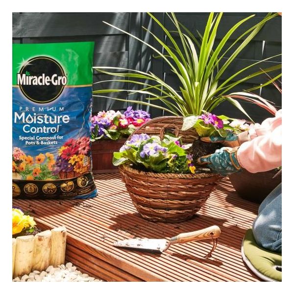 Miracle Gro Premium Moisture Control Compost for Pots & Baskets 40L